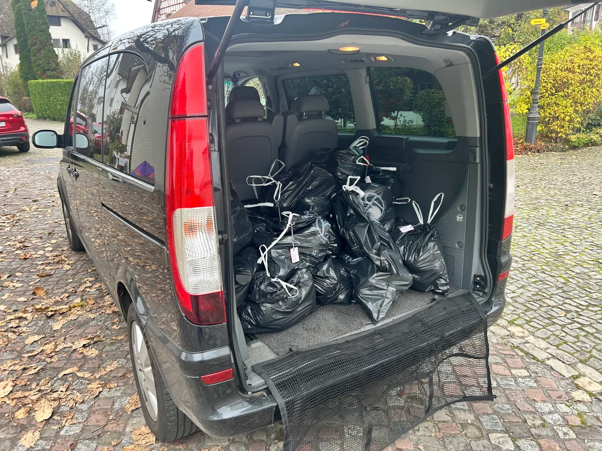 Ein Kofferraum mit Säcken voller Räben.